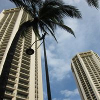 ワイキキビーチ前にそびえる高層ホテルです。