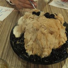 ミルクティかき氷にタピオカをのせた後...