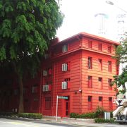 赤い目立つ建物