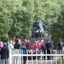 詩人プーシキンの像に生徒が