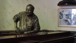 ヘミングウェイの像！