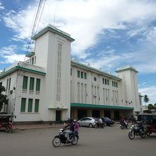 立派な白亜の駅舎。