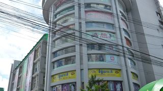 セントラルマーケットから南へ1分。