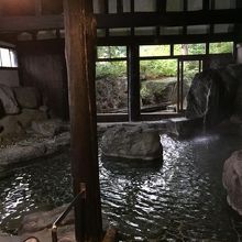 露天風呂ということですが、屋根あり。