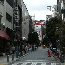 靖国通りの裏手にある商店街です。