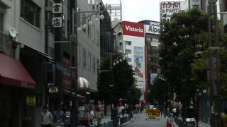 飲食店や古書店など古本探しついでに便利