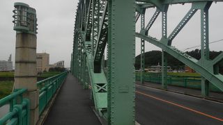 渡良瀬川に架かる鋼鉄製の立派な橋