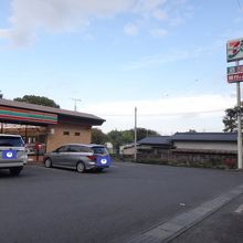 近くにコンビニもあって便利。