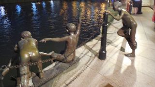 川に飛び込む子供の像