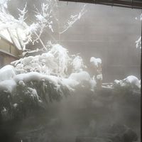 雪に囲まれた露天