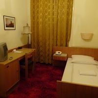 外観とは異なり、狭くて古い設備です。