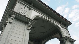 入鹿池のほとりに