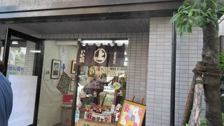 和紙、千代紙などで作品がずらり