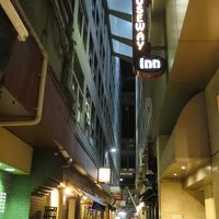 細いレーンにあるホテルの入口