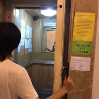 手動ドアのエレベーター