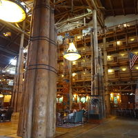 吹き抜けのロビー