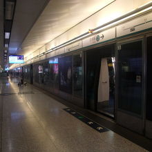 機場駅ホームの様子