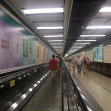 尖沙咀駅に続く地下道の様子(所々に動く歩道もあり）