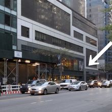 57th St に面している