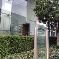 看板の後ろが入り口ですが、ホテルは右奥になります。