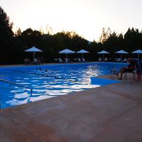 プールサイドのバーは夜間も賑わっています。