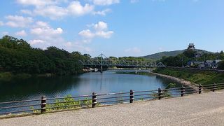 岡山城と後楽園の間