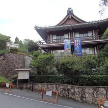 この坂道を曲がると入り口