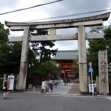 南側にある鳥居