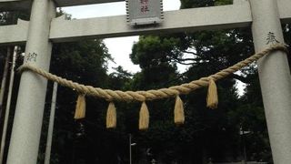 木々に囲まれた境内には荘厳な雰囲気が漂っていました。