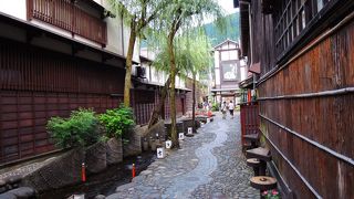 やなか三館のある風情ある道