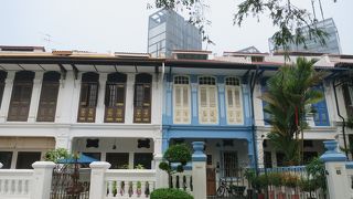 プラナカン様式の建物が並ぶ可愛らしい通り