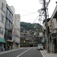 ホテルの前の道　商店街を通ってこれるのでわかりやすいです