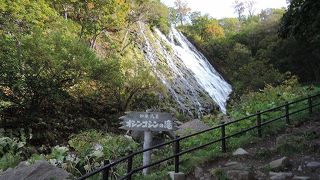 乗船する途中にある滝