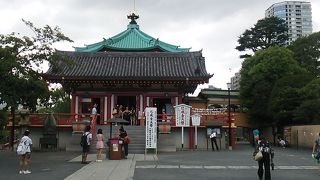 上野恩腸公園の中にある八角形のお堂