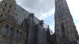 屋根のモザイクが美しい。