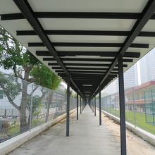 バス停 MRT駅にはこの長ーい廊下で