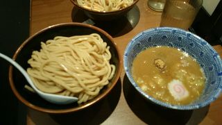 太い麺とダブルスープ