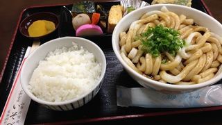 外宮参道の神社側にある食堂。お手頃価格で伊勢うどんを食べることができます。
