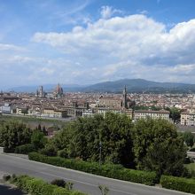 バラ色屋根の街を二分して、ゆったり流れる