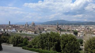 バラ色の街を南北に分ける風情のある川