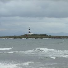 大間崎の沖合に浮かぶ小島、弁天島に建つ大間崎灯台