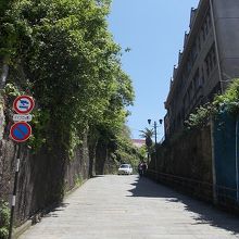 車も通りますよ