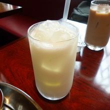 ラッシーと奥はチャイ。