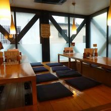 掘りごたつ式の席。