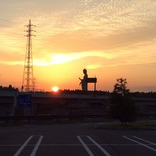 駐車場より、夕陽と牛久大仏様