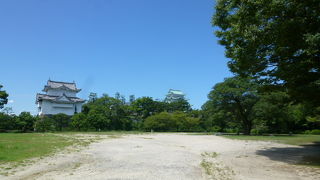 向こうに見える東南隅櫓の姿が美しいです