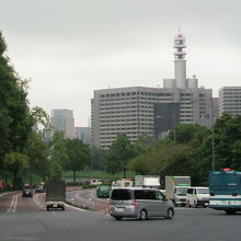 三宅坂から南側を見ると坂が下り、警視庁に向かっています。
