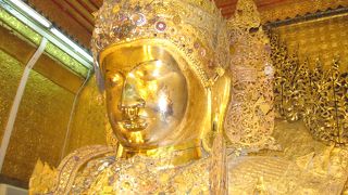 仏像に金箔が貼れます（男性限定）