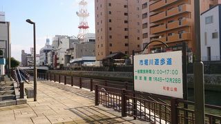 和歌山市内を流れる歴史ある川沿いの遊歩道