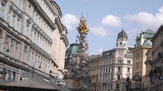 通りの真ん中にあります。